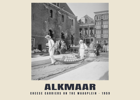 Kaasdragers op het Waagplein, Alkmaar — 1959
