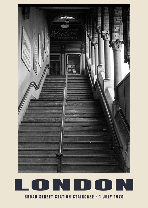 Schody na stacji Broad Street, Londyn, 1 lipca 1970 r. – Heritage Print