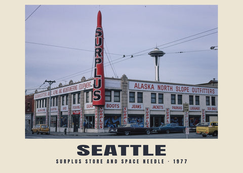 Surpluswinkel en Space Needle, Seattle — 1977 · Historische fotoprint