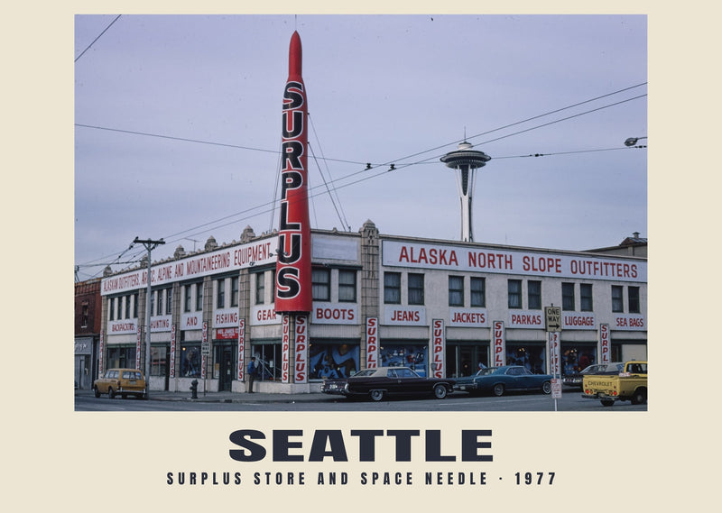 Tienda de excedentes y Space Needle, Seattle — 1977 · Lámina de fotografía histórica