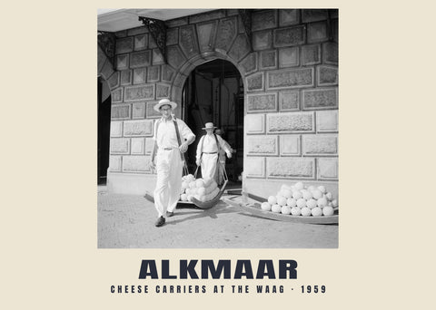 Kaasdragers bij De Waag, Alkmaar — 1959
