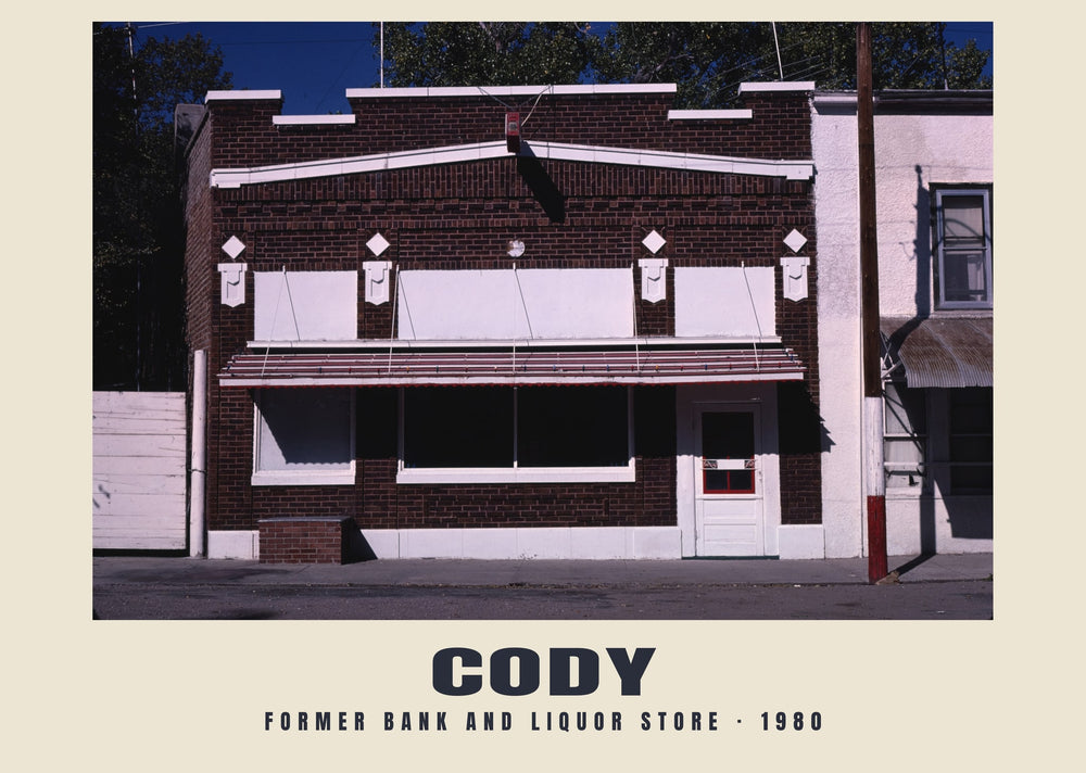 Dawny bank i sklep z alkoholem, Cody, Nebraska — 1980 · Wydruk historycznej fotografii