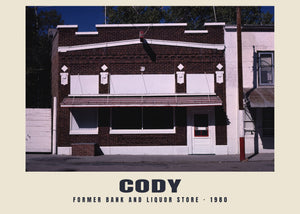 Dawny bank i sklep z alkoholem, Cody, Nebraska — 1980 · Wydruk historycznej fotografii