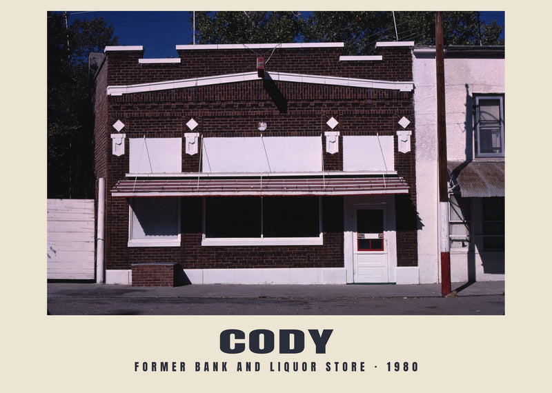 Dawny bank i sklep z alkoholem, Cody, Nebraska — 1980 · Wydruk historycznej fotografii