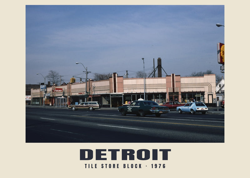 Häuserblock mit Fliesengeschäft, Detroit — 1976 · Historischer Fotodruck