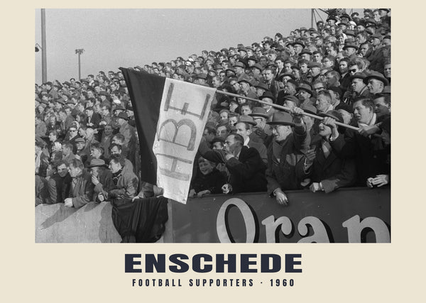 Kibice piłkarscy, Enschede — 1960 · Historyczny wydruk fotograficzny