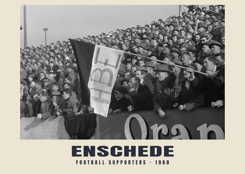 Kibice piłkarscy, Enschede — 1960 · Historyczny wydruk fotograficzny