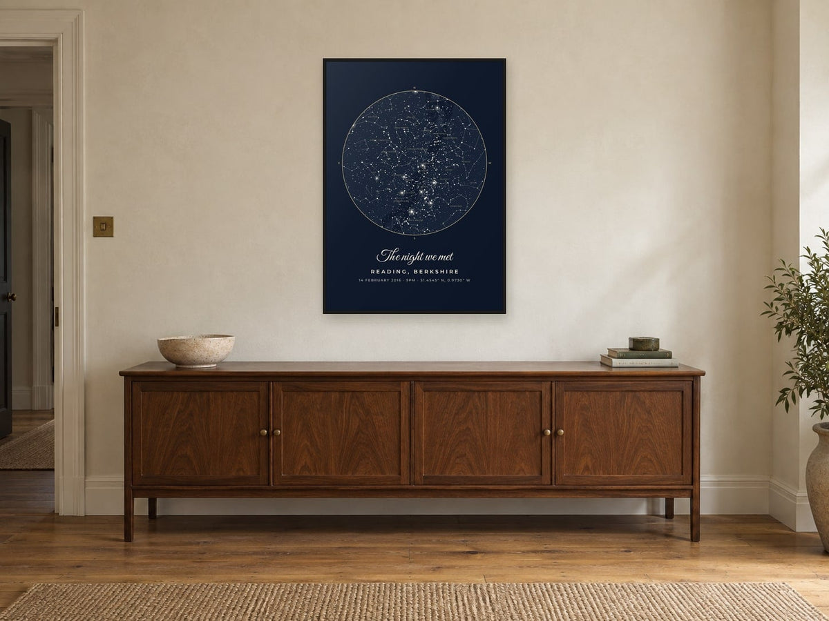 Carte du ciel au-dessus de Reading dans le modèle Midnight, sous cadre noir, au-dessus d'un buffet