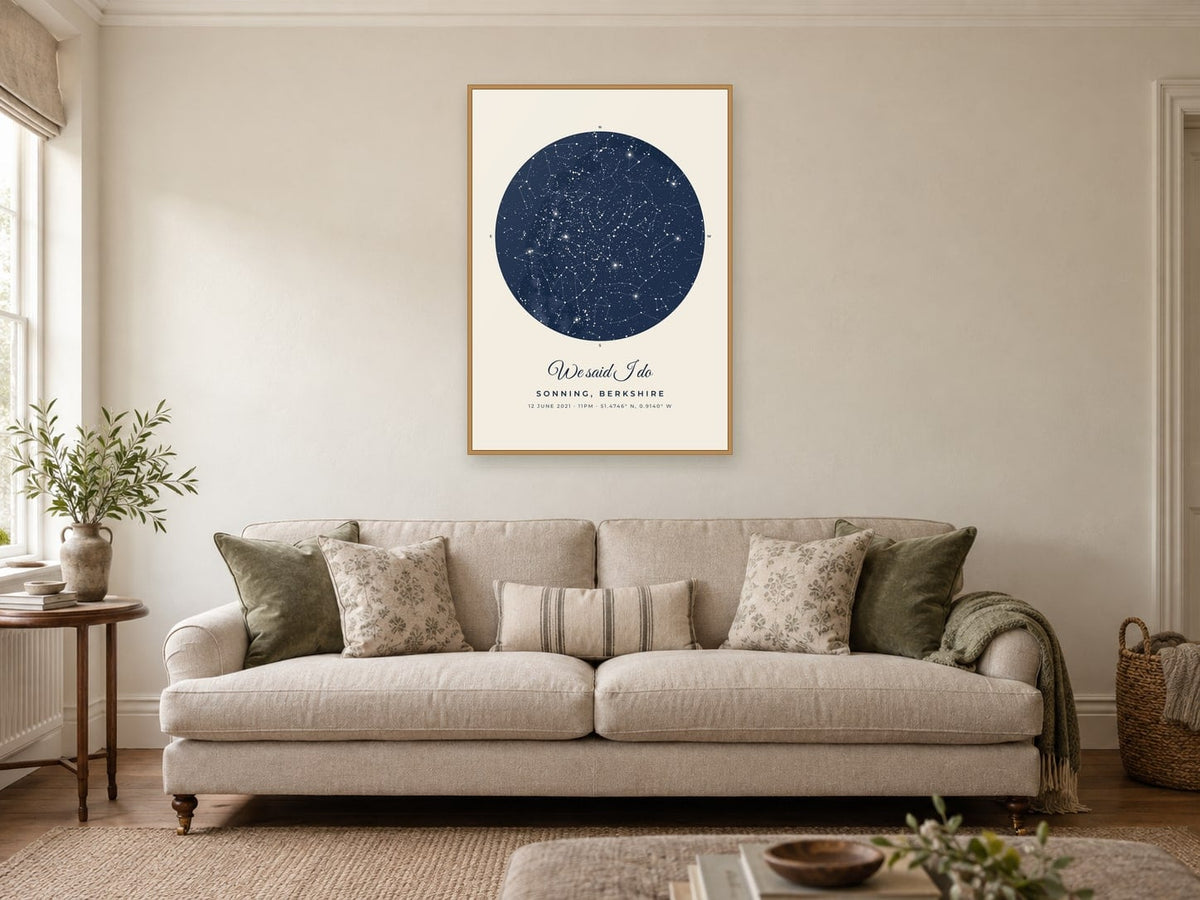 Carte du ciel au-dessus de Sonning dans le design Harbour, dans un cadre en bois naturel, dans un salon
