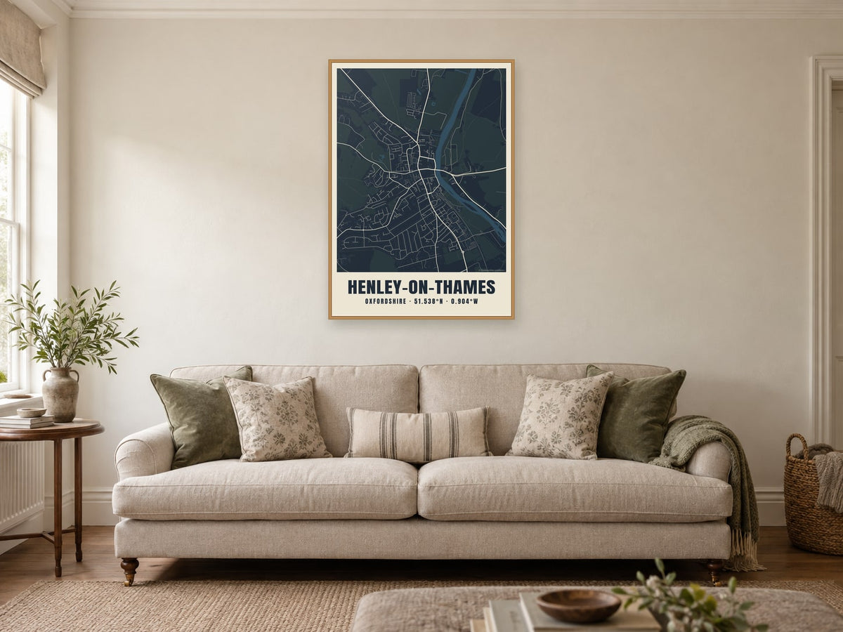 Plan de ville de Henley-on-Thames design Midnight, dans un cadre en bois naturel, dans un salon
