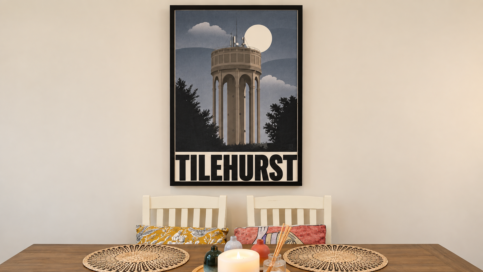 Gerahmter Kunstdruck des Wasserturms von Tilehurst über einem Esstisch mit Stühlen